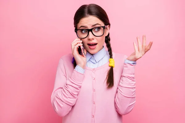 Close-up portret van haar ze mooi aantrekkelijk mooi leuk slim slim vriendelijk meisje geek praten bellen operator roaming service in het buitenland geïsoleerd over roze pastel kleur achtergrond — Stockfoto