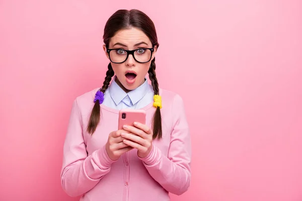 Close-up portret van haar ze aantrekkelijk vrij mooie verbaasd verbaasd verbijsterd meisje geek met behulp van digitale gadget 5g app zoals afkeer delen repost reactie geïsoleerd over roze pastel kleur achtergrond — Stockfoto