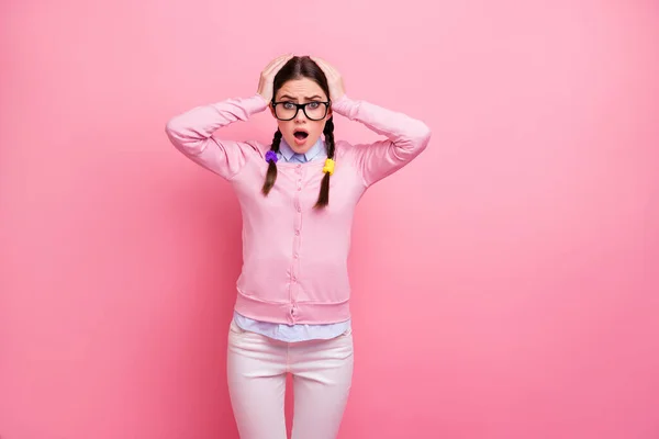 Retrato dela ela atraente adorável muito preocupado deprimido oprimido menina de cabelos castanhos nerd notícias terríveis prazo reação reação isolada sobre fundo cor pastel rosa — Fotografia de Stock