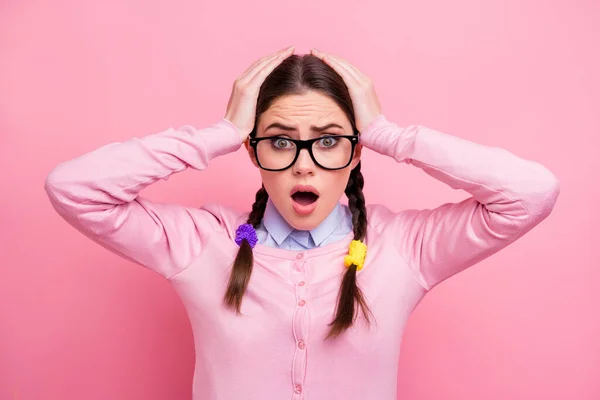 Close-up portrait of her she attractive pretty worried caucasian overwhelmed brown-haired girl nerd terrible fake news information reaction isolated over pink pastel color background — Stock Photo, Image