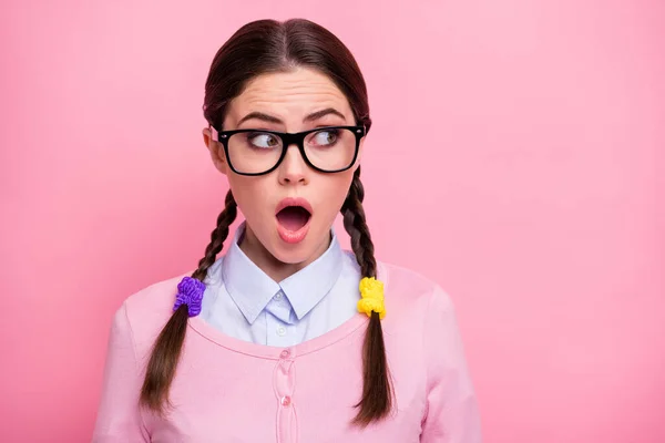 Close-up portret van haar ze mooi uitziende aantrekkelijke mooie vrij schattig verbaasd verbijsterd bruin haar tiener meisje nerd kijken opzij vreemd nieuws reactie geïsoleerd over roze pastel kleur achtergrond — Stockfoto