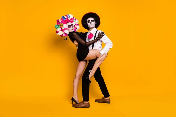 In voller Länge Körpergröße Ansicht seiner er sie schön aussehende glamouröse wünschenswerte leidenschaftliche Paar posiert Tanzen Tango Freizeit festlich isoliert hell lebendigen Glanz lebendige gelbe Farbe Hintergrund — Stockfoto