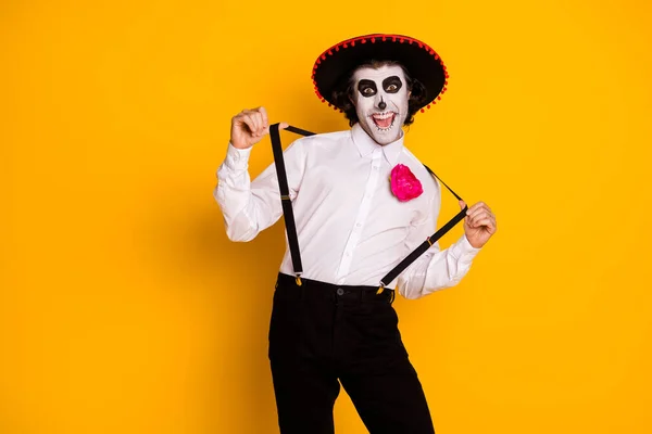 Retrato dele ele bonito bonito infantil brincalhão alegre cara feliz cavalheiro mc artista usar roupas festivas se divertindo puxando suspensórios isolados brilhante brilhante brilho vibrante cor amarela fundo — Fotografia de Stock