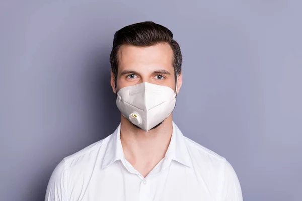 彼の魅力的な健康的な男のクローズアップポートレートを身に着けています安全マスク呼吸器疾患汚染感染症インフルエンザ医学インフルエンザの煙は灰色の色の背景に隔離されました — ストック写真