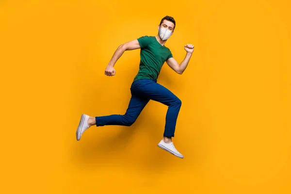 Full length body size view of his he attractive sporty healthy guy wearing safety n95 mask jumping running maraton stop mers cov influenza pandemia izolowane żywy żółty kolor tło — Zdjęcie stockowe