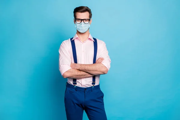 彼の魅力的なコンテンツの肖像健康的な男の従業員は、安全マスクを身に着けている折り畳まれた腕の家にとどまる停止ウイルス性疾患笛汚染社会的距離隔離された鮮やかな青の色の背景 — ストック写真