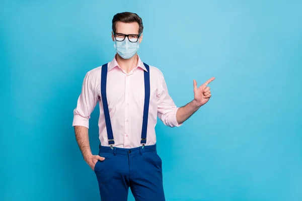 彼の素敵な魅力的な健康的な男は、コピースペースインフルエンザの病気の症状の免疫の健康管理を示すガーゼ安全マスクを身に着けています。 — ストック写真