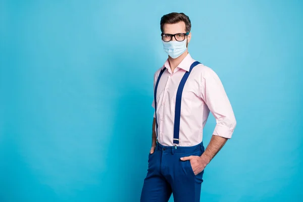 プロフィールサイドビューポートレートの彼の素敵な魅力的な健康な男を身に着けているガーゼマスクインフルエンザブドウ病病気予防社会的距離隔離された鮮やかな青の色の背景 — ストック写真