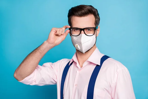彼の素敵な魅力的な健康な男を身に着けているマスク安全マスク感動仕様を停止呼吸器疾患中国wuhan症候群隔離された鮮やかな青の色の背景 — ストック写真