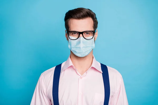 Retrato de cerca de su agradable atractivo chico sano con máscara de seguridad de gasa detener la neumonía viral china wuhan temporada enfermedad gripe grippe grippe aislado brillante color azul vivo fondo — Foto de Stock