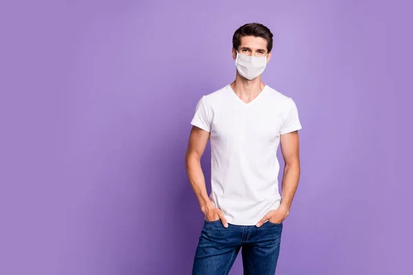 Retrato dele ele agradável atraente cara saudável vestindo máscara de segurança parar mers cov influenza medidas preventivas imunidade isolado brilhante brilho vívido vibrante lilás violeta cor roxo fundo — Fotografia de Stock