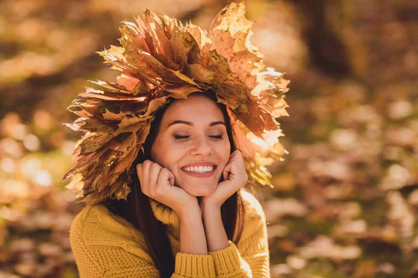 Close up portret uroczej dziewczyny mają jesienny las leśny relaks cieszyć się słońcem światło słoneczne pogoda nosić sweter skoczek klon liście wieniec na zewnątrz — Zdjęcie stockowe