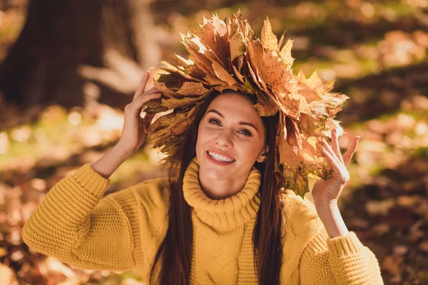 Фото очаровательной красивой осенью принцесса носить кленовые листья венок наслаждаться лесной природный парк снаружи — стоковое фото