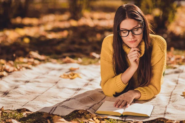 Közelkép kép gondolkodó gondolkodó vidéki turista lány nem zavarja munka tanulmány olvasott tankönyv fekvő ősz erdő október park gyep kockás takaró viselet sárga pulóver — Stock Fotó