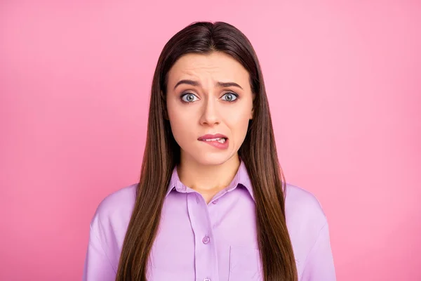 Primer plano retrato de ella ella agradable atractivo encantador encantador brillo lindo preocupado de pelo recto chica mordiendo labio esperando malas noticias aisladas sobre rosa pastel color fondo — Foto de Stock