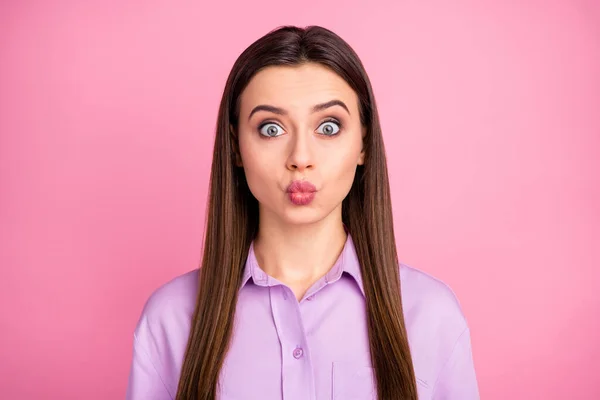 Close-up retrato dela ela agradável-olhando atraente adorável bonito adorável engraçado winsome straight-haired menina enviando beijo de ar isolado sobre rosa cor pastel fundo — Fotografia de Stock