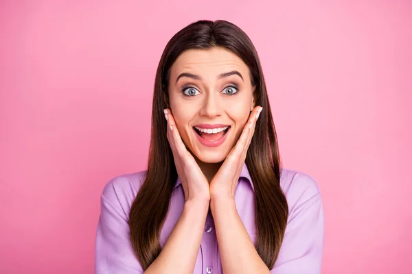 Primer plano retrato de ella ella agradable atractivo encantador bastante sorprendido alegre alegre alegre morena de pelo recto chica cool grandes noticias regalo presente reacción aislado sobre rosa pastel color fondo — Foto de Stock