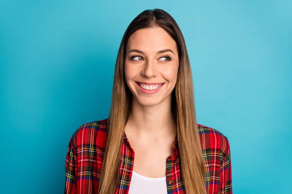 Close-up retrato dela ela agradável atraente encantador alegre alegre alegre alegre menina de cabelos longos vestindo camiseta marcada olhando para o lado isolado sobre brilhante brilho vívido cor azul vibrante fundo — Fotografia de Stock