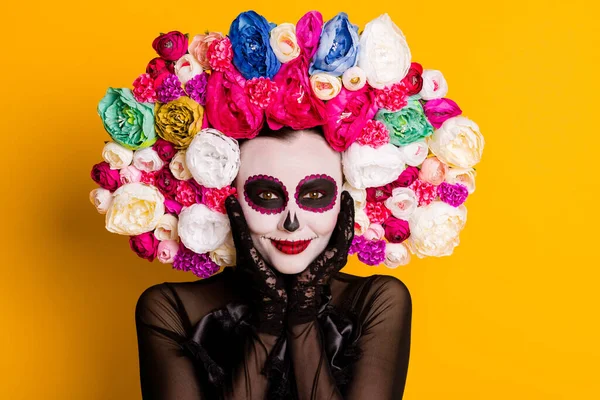 Foto van charmante calavera katrina handen wangen praten dode geesten vinden weg andere wereld dragen zwarte jurk dood carnaval kostuum kant handschoenen rozen hoofdband geïsoleerde gele kleur achtergrond — Stockfoto