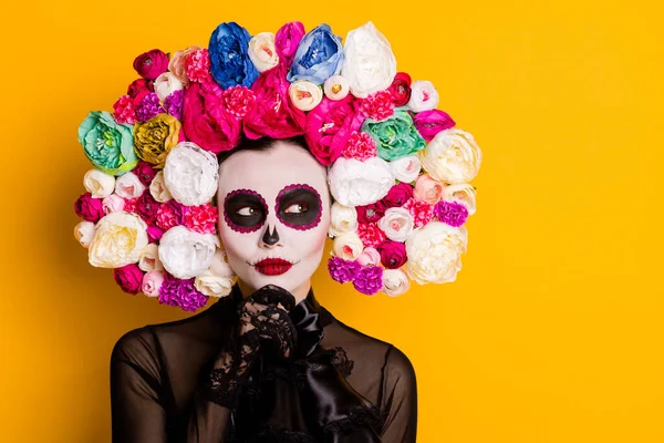 Close-up portret van haar ze mooi uitziende mooie glamoureuze creatieve nieuwsgierige dame Santa Muerte overdenken het creëren van plan carnaval geïsoleerde heldere levendige glans levendige gele kleur achtergrond — Stockfoto