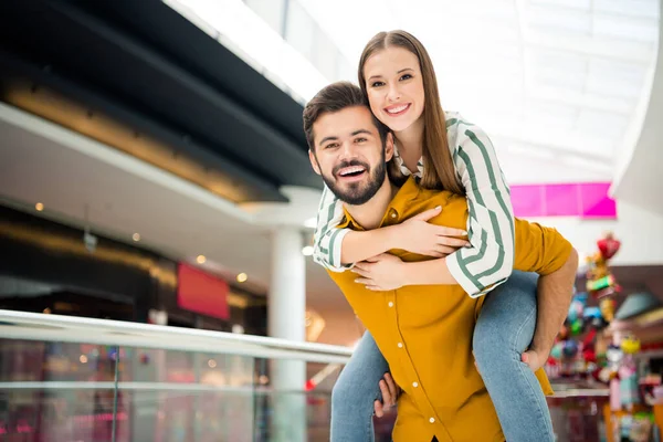 Photo of wesoły słodkie lady przystojny facet para w miłość wizyta zakupy centrum handlowe razem dobry nastrój spacer nosić świnka o zabawy grać nosić luźne dżinsy strój koszuli w pomieszczeniach — Zdjęcie stockowe