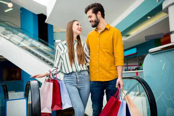 Retrato de conforto afetivo positivo aconchegante duas pessoas casadas cônjuges abraço movimento escadaria segurar pacotes desfrutar de descanso de tempo livre no centro comercial — Fotografia de Stock