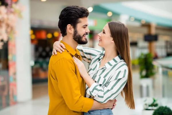 Profil strona zdjęcie pozytywne delikatne słodkie małżonkowie dziewczyna mąż przytulić cieszyć walentynki odpocząć zrelaksować się nosić żółty paski koszuli w centrum handlowym sklep — Zdjęcie stockowe