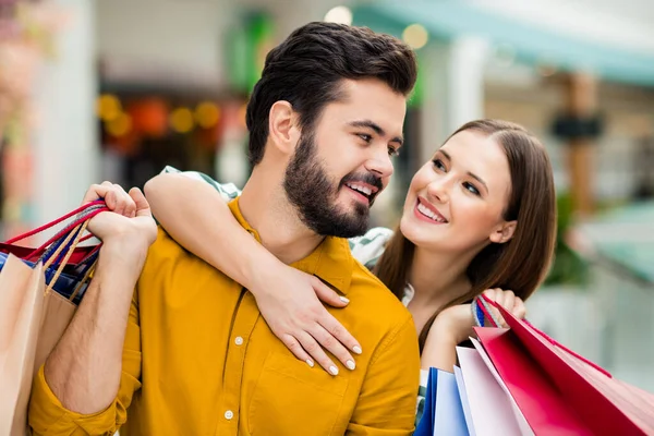 Primer plano retrato de su ella ella agradable atractivo cariñoso tierno alegre alegre alegre pareja llevando bolsas de ropa visitando edificio de la ciudad pasar vacaciones tiempo libre disfrutando — Foto de Stock