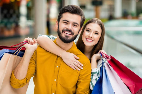 Close-up portret jego on jej ładne atrakcyjne piękne urocze wesołe wesołe para niosące torby na ubrania zwiedzanie miasta okazyjne budynku spędzania wakacji za granicą okazji — Zdjęcie stockowe