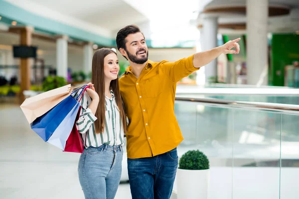 Retrato de su ella ella agradable atractivo alegre alegre alegre pareja pasar el fin de semana comprar ropa nueva buena búsqueda mostrando lugares interesantes en el centro de la ciudad — Foto de Stock