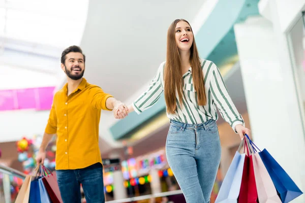 Portrait seiner er sie schön attraktiv modisch froh trendy fröhlich fröhlich Paar besten Freunde gehen mit neuen Kleidungsstücken besuchen Laden Outlet verbringen Freizeit drinnen — Stockfoto