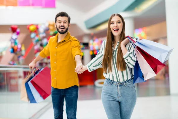 Retrato de su ella ella agradable atractiva encantadora moda alegre alegre alegre pareja paseando llevando cosas nuevas visitando la tienda al por menor brandy outlet pasatiempo interior — Foto de Stock