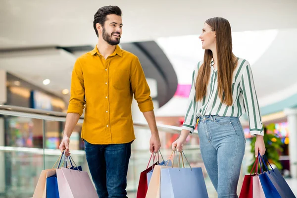 Retrato de sua ele ela agradável atraente encantador amigável moderno feliz alegre casal vai carregando novas coisas roupas presente surpresa comércio brandy pechincha comercial dentro de casa — Fotografia de Stock