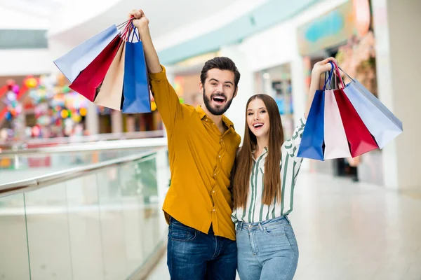 Porträt seiner er sie schön attraktiv schön zufrieden froh fröhlich fröhlich fröhlich Paar, das Spaß beim Feiern trägt neue Dinge Kleiderhandel Schnaps Schnäppchen drinnen — Stockfoto