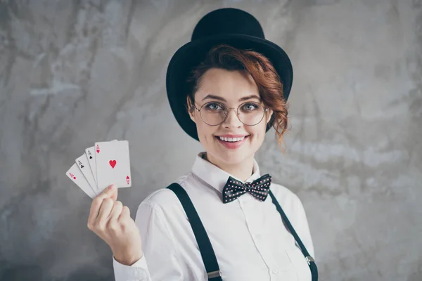 Primer plano retrato de ella ella agradable atractivo encantador contenido alegre alegre alegre chica de pelo ondulado sosteniendo en las manos tarjetas de papel as tratar aislado sobre fondo de pared industrial de hormigón gris — Foto de Stock