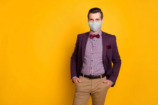 Portret van zijn hij mooie aantrekkelijke gezonde man dragen veiligheid textiel herbruikbare masker mers cov ziektepreventie gezondheidszorg geïsoleerde helder levendige glans levendige gele kleur achtergrond — Stockfoto