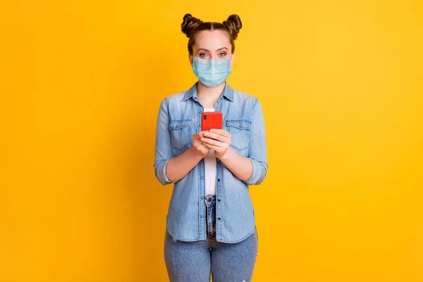 Retrato dela ela atraente menina saudável vestindo máscara de gaze de segurança usando o aplicativo do dispositivo 5g loja ordem serviço de entrega pandemia conceito de saúde isolado brilhante cor amarela viva fundo — Fotografia de Stock