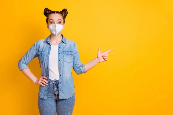 Portret van haar ze aantrekkelijk gezond meisje dragen veiligheidsmasker n95 masker demonstreren kopieerruimte pandemie preventie gezondheidszorg concept geïsoleerde helder levendige gele kleur achtergrond — Stockfoto