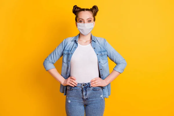 Retrato dela ela atraente linda menina saudável vestindo máscara de gaze de segurança parar a pandemia contaminação viral pnaumonia conceito de prevenção de agarramento isolado brilhante brilhante cor amarela fundo — Fotografia de Stock