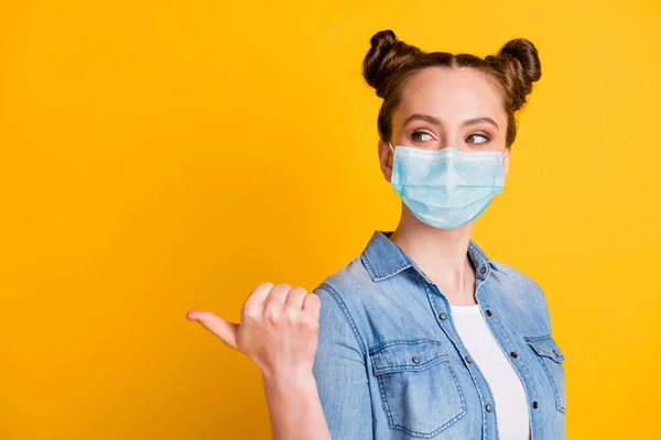 Close-up portret van haar ze aantrekkelijk vrij gezond bruin-harig meisje dragen veiligheidsmasker tonen kopiëren ruimte influenza therapie advies ziekte geïsoleerd helder levendige gele kleur achtergrond — Stockfoto