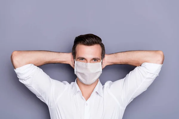 Κοντινό πλάνο πορτρέτο του ο ελκυστικός υγιής τύπος φοράει μάσκα βαμβάκι ασφάλεια απολαμβάνουν ανάπαυση σταματήσει διαμονή στο σπίτι γρίπη Grippe προληπτικά μέτρα Κίνα wuhan ασθένεια απομονωμένο γκρι χρώμα φόντο — Φωτογραφία Αρχείου