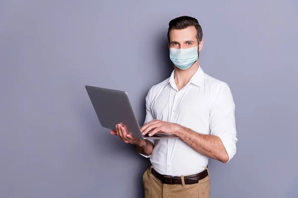 Güvenli gazlı bez maskesi takan, bilgisayarlı çekici adamın portresi gribi durdurmak için pandemili sağlık hizmetlerini durduruyor. — Stok fotoğraf
