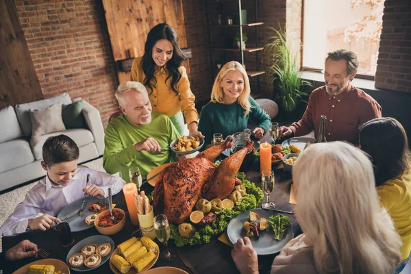 Porträt von schönen attraktiven fröhlich liebenswert Familie Eltern Großeltern Enkel essen genießen hausgemachte Putengericht Gericht in modernen Loft Backstein industriellen Interieur — Stockfoto