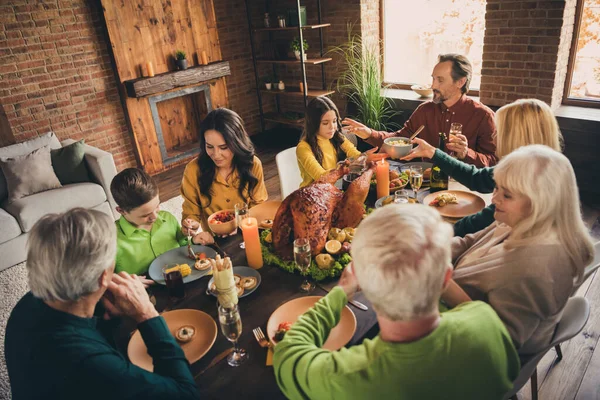 Retrato de agradável atraente adorável família pais avós sentados ao redor servido mesa comendo pratos refeição menu festal valores personalizados no moderno loft tijolo industrial interior casa — Fotografia de Stock