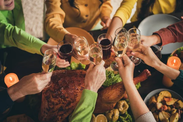 Tout le monde est là. Photo recadrée de la pleine famille tant attendue rassemblement assis servi table à manger tenir verres à vin vin doré fruits cuits multi-génération dans le salon du soir à l'intérieur — Photo