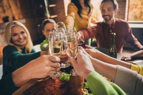 Close-up-Ansicht der Hände schön attraktiv fröhlich große vollständige Familientreffen klingende Gläser festliche Abendparty November im modernen Loft Backstein Industrieinnenraum Haus drinnen — Stockfoto