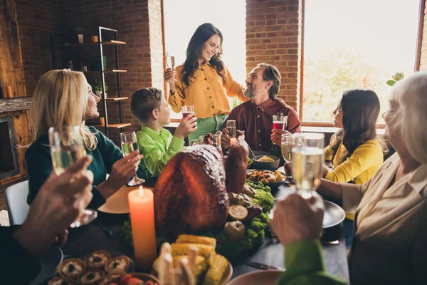 Retrato de agradável atraente alegre grande família completa reunião comemorativa ocasião mamãe mamãe esposa dizendo brinde saudações no moderno loft tijolo casa interior industrial dentro de casa — Fotografia de Stock