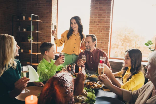 Fotografie de reuniune completă de familie stau servit cina servit masa hold vineglasses pregăti băutură face pâine prăjită doresc întâlni în curând aur vin tocană fructe multi-generație în camera de zi de seară în interior — Fotografie, imagine de stoc