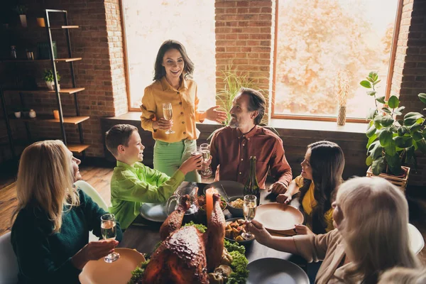 Porträtt av trevlig attraktiv härlig glad familj små barn äter festlig måltid hustru make säger rostat grattis händelse på moderna loft industriellt trä interiör hus inomhus — Stockfoto