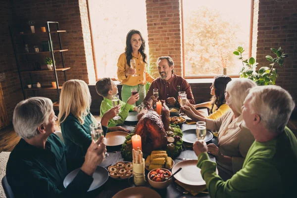 Porträtt av trevlig glad familj små barn äter festlig måltid mamma säger toast grattis hälsning festligt tillfälle November på moderna loft industriellt trä interiör hus inomhus — Stockfoto